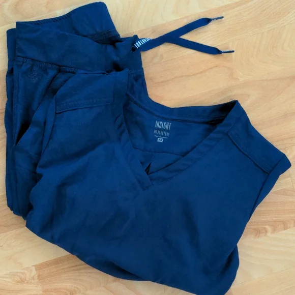 Med Couture Insight Women's Navy V-Neck Scrub Set, Medium, Like new - Picture 1 of 3